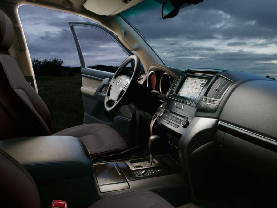  Toyota Land Cruiser 200 60th Anniversary 2011 года  (фото 8 из 9)